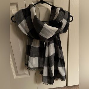 Oblong Black and white checkered scarf